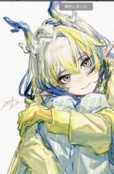  1girl anohito_human arknights arknights:_endfield blonde_hair blue_hair colored_extremities cropped dated dragon_horns hair_between_eyes highres horns hugging_own_legs light_blush long_hair long_sleeves looking_at_viewer multicolored_hair pointy_ears shu_(arknights) sitting smile solo streaked_hair translation_request very_long_hair white_hair yellow_hands 