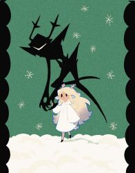  1girl 1other aislan animal_ears antlers black_eyes blonde_hair chinese_commentary commentary crown_of_thorns deer_antlers deer_ears deer_girl deltarune floating furry furry_female green_background highres horns long_hair noelle_holiday noelle_holiday_(dark_world) roaring_knight robe snow snowflakes utdr_(toby_fox) white_robe wide_sleeves 