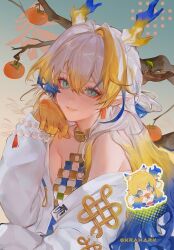  1girl aqua_eyes arknights bare_shoulders bead_bracelet beads bracelet branch breasts character_name chibi chibi_inset chinese_knot commentary dragon_girl dragon_horns dragon_tail earrings eastern_dragon_horns eastern_dragon_tail elbow_rest eyeliner food fruit gradient_hair grey_hair hair_between_eyes hair_intakes hair_ornament hair_stick half_updo hand_on_own_cheek hand_on_own_face horns jacket jewelry long_hair looking_at_viewer makeup multicolored_hair off_shoulder orange_eyeliner orange_pupils parted_lips persimmon renos shu_(arknights) small_breasts solo strapless tail tassel tassel_earrings tube_top twitter_username upper_body white_jacket white_tube_top yellow_hands 