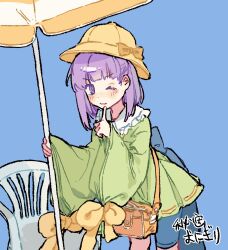  1girl artist_name bag beach_umbrella blue_background blue_bow blush bow chinese_commentary chinese_text closed_mouth commentary dress fate/grand_order fate_(series) finger_to_mouth frilled_shirt_collar frills green_dress green_shirt hat hat_bow himitsu_onigiri holding holding_umbrella index_finger_raised kazuradrop_(fate) kazuradrop_(first_ascension)_(fate) long_sleeves looking_at_viewer medium_hair one_eye_closed parasol purple_hair school_hat shirt short_hair shorts shoulder_bag signature simple_background smile solo umbrella variant_set violet_eyes wide_sleeves yellow_bow yellow_hat 