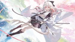  1girl absurdres au_ra black_boots black_bow black_skirt boots bow commentary commission detached_sleeves dragon_girl dragon_horns dragon_tail final_fantasy final_fantasy_xiv full_body hair_bow highres horns japanese_clothes katana kimono long_hair looking_at_viewer multicolored_hair multiple_swords pleated_skirt red_eyes red_streaks scales shikina_(mochigushi_) signature skeb_commission skirt sleeveless sleeveless_kimono solo streaked_hair sword tail warrior_of_light_(ff14) weapon white_hair white_kimono 