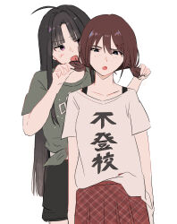  2girls ahoge awa_subaru black_hair blue_eyes blush brown_hair commentary girls_band_cry grcr_pometa1118 green_shirt hair_ornament hairclip highres holding_another's_hair iseri_nina long_hair low_twintails multiple_girls open_mouth parted_bangs plaid_clothes plaid_skirt red_skirt shikai_no_sumi_kuchiru_oto shirt short_hair short_sleeves short_twintails simple_background skirt tied_shirt twintails violet_eyes white_background white_shirt 