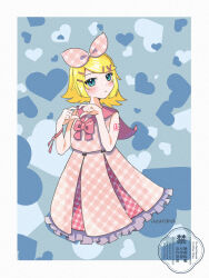  1girl alternate_costume aqua_eyes blonde_hair bow bowtie bracelet breasts commentary_request dress four-finger_heart_hands frilled_dress frills hair_bow hair_ornament hairclip heart heart_background heart_day heart_hands highres jewelry kagamine_rin looking_at_viewer number_tattoo parallel_hairclips pink_bow pink_bowtie pink_dress pink_sailor_collar plaid_bow plaid_clothes plaid_dress sailor_collar short_hair shoulder_tattoo small_breasts tattoo uzura_na vocaloid 