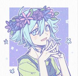  1boy antenna_hair basil_(headspace)_(omori) basil_(omori) blue_overalls blush chinese_commentary commentary_request double-parted_bangs flower flower_wreath green_eyes green_hair green_shirt hair_between_eyes head_wreath looking_at_viewer male_focus omori open_mouth overalls shirt short_hair short_sleeves sidelocks smile solo t-shirt y_h 