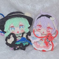 2girls amigurumi_(medium) black_hairband black_hat blue_eyes blue_shirt blush chibi chibi_only commentary_request disembodied_linked_eye full_body green_hair green_skirt grey_background hair_ornament hairband hat heart heart_hair_ornament highres komeiji_koishi komeiji_satori looking_ahead looking_at_viewer moni_monico multiple_girls open_mouth photo_(medium) pink_eyes pink_hair pink_skirt shirt siblings sisters skirt straight-on touhou unconventional_media yellow_shirt 