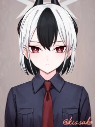  1girl alternate_costume artist_name black_hair black_horns black_shirt blue_archive closed_mouth commentary_request grey_halo hair_between_eyes halo highres horns kayoko_(blue_archive) kis_sako looking_at_viewer multicolored_hair necktie portrait red_eyes red_necktie shirt short_hair simple_background solo straight-on twitter_username two-tone_hair white_hair 