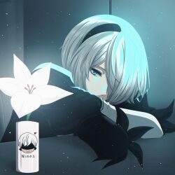  1girl 2b_(nier:automata) 9s_(nier:automata) absurdres black_dress black_gloves black_hairband blue_eyes commentary dress feather-trimmed_sleeves flower gloves grey_hair hair_over_one_eye hairband highres indoors leaning_on_table looking_at_object nier:automata nier_(series) one_eye_covered plant potted_plant puffy_sleeves shirl_geem short_hair solo upper_body white_flower 