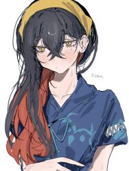  1girl black_hair blue_shirt blush carmine_(pokemon) closed_mouth colored_inner_hair commentary_request hair_between_eyes hairband highres long_hair mole mole_under_eye multicolored_hair pokemon pokemon_scarlet_and_violet red_hair shirt short_sleeves signature solo ume_(ume_445) upper_body white_background yellow_eyes yellow_hairband 