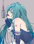  aqua_eyes aqua_hair bad_id date_(toybox) elbow_gloves fingerless_gloves gloves hatsune_miku long_hair microphone open_mouth singing solo studio_microphone twintails vocaloid 