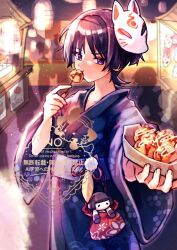  1boy :t alternate_costume alternate_headwear black_hair black_kimono black_sleeves blunt_ends choppy_bangs collarbone commentary_request contemporary crowd eyeliner feathers festival fingernails food food_in_mouth foreshortening fox_mask genshin_impact gurumin_(gurruguru) hand_up holding holding_skewer incoming_gift japanese_clothes kimono lantern looking_at_viewer makeup male_focus market_stall mask obi paper_lantern pom_pom_(clothes) pouch purple_pupils purple_sash red_eyeliner sash scaramouche_(genshin_impact) seigaiha skewer solo takoyaki three-quarter_sleeves tsurime upper_body violet_eyes watermark wolf_cut yellow_feathers yukata 