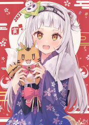  1girl 2022 :d absurdres black_sash blush chinese_zodiac cone_hair_bun creature egasumi flower food-themed_hair_ornament frilled_sleeves frills fur_scarf grey_hair hair_bun hair_flower hair_ornament hairband highres holding holding_creature hololive japanese_clothes kanzashi kimono long_hair long_sidelocks looking_at_viewer metal_hairband mochi_hair_ornament murasaki_shion murasaki_shion_(new_year) obi official_alternate_costume official_alternate_hairstyle open_mouth print_kimono purple_kimono red_background sash shiokko_(murasaki_shion) side_up_bun sidelocks signature single_side_bun smile solo sonoji teeth triangle_hair_ornament upper_body upper_teeth_only virtual_youtuber year_of_the_tiger yellow_eyes 