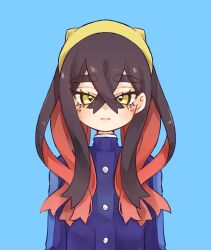  1girl black_hair blue_background blue_jacket carmine_(pokemon) closed_mouth colored_inner_hair commentary_request crossed_bangs eyelashes hair_between_eyes hairband jacket light_frown long_hair looking_at_viewer mole mole_under_eye multicolored_hair pokemon pokemon_scarlet_and_violet red_hair solo tacho_baby two-tone_hair upper_body yellow_eyes yellow_hairband 