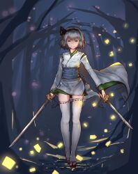  1girl absurdres alternate_costume bare_tree black_hairband blue_eyes blue_sash chinese_commentary closed_mouth commentary_request dual_wielding full_body grey_hair hairband highres holding japanese_clothes katana kimono konpaku_youmu long_sleeves looking_at_viewer night obi peng7728084 red_sandals ribbon-trimmed_thighhighs ribbon_trim sandals sash solo sword thigh-highs touhou tree weapon white_kimono white_thighhighs wide_sleeves 