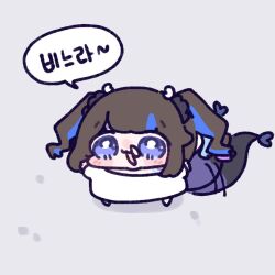  1girl :3 :d airi_kanna blue_eyes blue_streaks blush_stickers bright_pupils brown_hair chibi chibi_only commentary_request full_body grey_background highres korean_text long_hair multicolored_hair open_mouth shirt simple_background smile solo speech_bubble standing stellive streaked_hair tail tail_wagging translation_request twintails virtual_youtuber white_pupils white_shirt yananang 