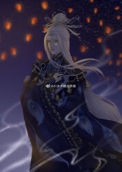  1girl absurdres black_capelet black_hanfu bracer capelet chinese_clothes chinese_commentary chinese_hairpin closed_mouth commentary_request facial_mark feather-trimmed_capelet feet_out_of_frame floating_hair forehead_mark furrowed_brow hair_ornament hairpin half_updo hand_on_own_chest hanfu highres lantern lipstick long_hair long_sidelocks long_sleeves looking_ahead makeup moonset_(shining_nikki) multiple_hairpins night nikki_(series) nostrils outdoors paper_lantern peacock_feathers pink_lips shao_bing_bantang_jia_yanmai shining_nikki sidelocks sky smoke solo star_(sky) starry_sky topknot very_long_hair watermark weibo_watermark white_hair wide_sleeves wind yellow_eyes yunjian 