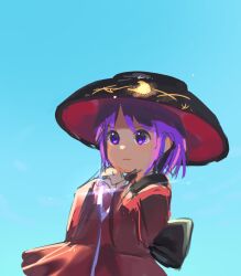  1girl back_bow blue_background bow bowl closed_mouth commentary_request cowboy_shot hangaku_th hat highres japanese_clothes kimono looking_ahead mini_person minigirl needle purple_hair red_kimono short_hair simple_background solo sukuna_shinmyoumaru touhou violet_eyes 