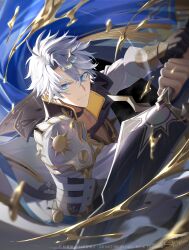  1boy absurdres armor black_gloves blue_eyes closed_mouth commentary_request gloves grey_hair hair_between_eyes highres holding holding_sword holding_weapon honkai:_star_rail honkai_(series) long_sleeves male_focus medium_hair multicolored_hair noes phainon_(honkai:_star_rail) short_hair shoulder_armor single_glove solo sword weapon white_hair 