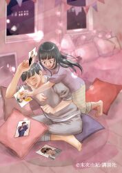  1boy 1girl arms_around_neck barefoot baseball_cap bed bedroom black_hair chihayafuru commentary_request desk_lamp grey_eyes grey_pants grey_shirt hanano_aoi hanano_sumire hat highres holding holding_photo indoors japanese_clothes kimono lamp long_hair mashima_taichi official_art open_mouth pants photo_(object) pillow pink_shirt shirt short_hair siblings smile suetsugu_yuki sunglasses twins v window yellow_pants 