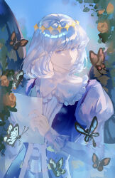 1boy absurdres arthropod_boy blue_background blue_eyes bug butterfly butterfly_wings chensheng375 crown diamond_hairband fate/grand_order fate_(series) fur_trim grey_hair highres holding holding_paper insect_wings long_sleeves looking_at_viewer male_focus medium_hair oberon_(fate) oberon_(first_ascension)_(fate) paper smile solo upper_body wings 