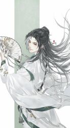  1boy asymmetrical_sidelocks bell belt black_belt black_hair brown_eyes chen_zixi chinese_clothes chinese_commentary closed_mouth commentary_request cowboy_shot floating_hair floral_print folding_fan from_behind green_background green_sash hand_fan hand_up hanfu highres holding holding_fan lips long_hair long_sleeves looking_at_viewer looking_back male_focus parted_bangs ribbon sash seal_impression shushujuan_yumoe sidelocks sideways_glance simple_background smile solo standing tassel topknot two-tone_background very_long_hair waist_sash where_winds_meet white_background white_hanfu white_ribbon wide_sleeves 