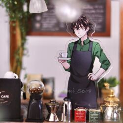  1boy absurdres acrylic_stand_(medium) apron artist_name bad_id bad_pixiv_id barista black_apron black_hair blurry blurry_background cafe closed_mouth coffee_maker collared_shirt cup frown green_eyes green_shirt hand_on_own_hip hand_up highres holding holding_cup indoors iwatani_naofumi kettle looking_at_viewer male_focus messy_hair minami_seira official_artist_extra photo_(medium) shirt short_hair solo split_mouth tate_no_yuusha_no_nariagari three-quarter_sleeves twitter_username upper_body watermark 