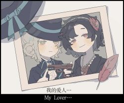  2girls black_border black_coat black_hair black_hat boater_hat border chinese_commentary chinese_text coat commentary_request english_text feathers grey_background grey_eyes grey_hair gun hair_bun handgun hat highres holding holding_gun holding_weapon jewelry multiple_girls necklace photo_(object) portrait red_eyes red_feathers reverse:1999 schneider_(reverse:1999) short_hair side-by-side single_side_bun smile unworn_hat unworn_headwear vertin_(reverse:1999) weapon wudi_xiao_shibing 