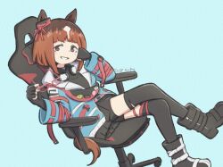  1girl animal_ears aqua_coat badge belt black_gloves black_shirt black_shorts black_skirt black_thighhighs blush breasts brown_hair button_badge chair coat ear_ornament ear_ribbon fanny_pack fingerless_gloves gaming_chair gloves headphones headphones_around_neck highres holding holding_removed_eyewear horse_ears horse_girl horse_tail jacket koshiba_taiyaki long_sleeves looking_at_viewer multicolored_hair open_clothes open_coat open_mouth pink_belt red-framed_eyewear red_eyes shirt short_hair shorts simple_background sitting skirt smile solo swivel_chair tail thigh-highs transcend_(umamusume) transcend_(zoku-zoku_gizmo)_(umamusume) umamusume unworn_eyewear 