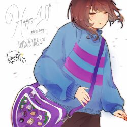  1other 2025 2d alphys ambiguous_gender anniversary asgore_dreemurr asriel_dreemurr bag blue_sweater brown_hair brown_shorts chibi_inset child chromatic_aberration copyright_name digital_media double_horizontal_stripe english_text fairyctrl flowey_(undertale) frisk_(undertale) happy_anniversary horizontal-striped_clothes human long_sleeves mettaton mettaton_ex other_focus papyrus_(undertale) pink_stripes sans_(undertale) short_hair shorts shoulder_bag simple_background solo sparkle striped_clothes striped_sweater sweater text thumbs_up toriel two-tone_sweater undertale undyne upper_body utdr_(toby_fox) variant_set white_background 