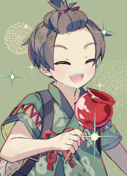  1boy :d backpack bag blush candy_apple closed_eyes commentary florian_(pokemon) food green_background green_shirt grey_bag happy highres male_focus open_mouth pokemon pokemon_scarlet_and_violet revue_(rever_res) shirt short_sleeves smile solo sparkle teeth untranslatable_commentary upper_body upper_teeth_only 