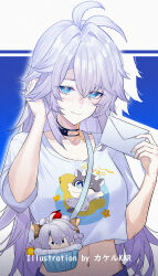  1girl alternate_costume antenna_hair black_choker blue_background blue_eyes breasts character_and_character_item character_bag character_print chimera_(honkai:_star_rail) choker closed_mouth commentary_request cropped_shirt envelope genderswap genderswap_(mtf) hair_between_eyes hand_in_own_hair hands_up highres holding holding_envelope honkai:_star_rail honkai_(series) long_hair looking_at_viewer medium_breasts midriff navel neck_tattoo phainon_(honkai:_star_rail) phainon_(vigethos)_(honkai:_star_rail) print_shirt shirt short_sleeves simple_background smile solo srpzk sun_symbol sun_tattoo t-shirt tattoo two-tone_background upper_body very_long_hair white_background white_hair 