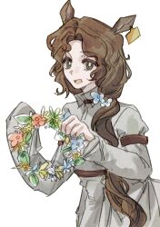  1girl :d animal_ears brown_hair deer_ears deer_girl ear_tag flower flower_wreath green_eyes hair_flower hair_ornament highres holding holding_wreath jessica_(reverse:1999) long_hair looking_at_viewer open_mouth reverse:1999 shirt smile solo upper_body white_background white_shirt youmo_de_liezhi_fangpin 