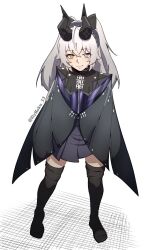  1girl alternate_costume black_cloak black_horns black_thighhighs blue_eyes cloak closed_mouth cosplay crossed_bangs full_body grey_hair hair_between_eyes heterochromia highres horns lindverne_sunbringer long_hair looking_at_viewer mechanical_horns promeia_(zenless_zone_zero) promeia_(zenless_zone_zero)_(cosplay) simple_background slyhoku smile solo thigh-highs white_background yellow_eyes zenless_zone_zero 