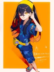  1girl bag black_hair carmine_(pokemon) commentary_request crossed_bangs eyelashes festival_jinbei hair_behind_ear hair_between_eyes hairband highres japanese_clothes long_hair looking_at_viewer mole mole_under_eye multicolored_hair open_mouth orange_background pokemon pokemon_scarlet_and_violet revision shiro_(46isou) short_sleeves simple_background solo standing translation_request yellow_bag yellow_eyes yellow_hairband 
