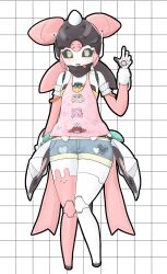  1girl absurdres aria_(human)_(cuteness_loading)_(zenless_zone_zero) aria_(human)_(zenless_zone_zero) aria_(robot)_(zenless_zone_zero) aria_(zenless_zone_zero) bare_shoulders black_sclera blue_shorts bow character_print colored_sclera full_body green_bow green_eyes hand_up highres humanoid_robot joints kesiutu looking_at_viewer metal_skin nangong_yu official_alternate_costume open_mouth pink_shirt robot robot_girl robot_joints self_character_print shirt shorts solo sunna_(zenless_zone_zero) sweatdrop zenless_zone_zero 