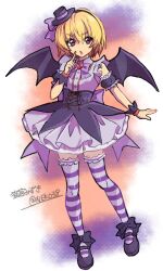  1girl absurdres artist_name bat_wings black_hairband black_shoes black_wrist_cuffs blonde_hair bow bowtie commentary_request fang frilled_thighhighs frills full_body hair_ribbon hairband halloween_costume hat highres higurashi_no_naku_koro_ni houjou_satoko index_finger_raised looking_at_viewer mini_hat nekomiya_mizuki official_alternate_costume parted_lips purple_bow purple_bowtie purple_ribbon purple_thighhighs ribbon shoes short_hair solo striped_clothes striped_thighhighs thigh-highs twitter_username violet_eyes wings wrist_cuffs 
