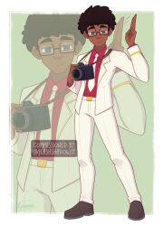  1boy absurdres belt black_hair brown_shoes camera closed_mouth collared_shirt commentary commission commissioner_name dark-skinned_male dark_skin english_commentary full_body green_background highres holding holding_camera jacket long_sleeves looking_at_viewer male_focus necktie nose original pants red_shirt shirt shoes shonnie_cruise_(stephon_kirkpatrick) signature smirk solo thick_eyebrows white_belt white_jacket white_necktie white_pants xyronii 