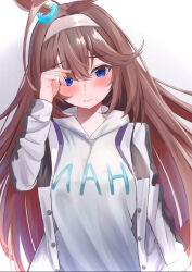  1girl ahoge animal_ears blue_eyes blush breasts brown_hair casual closed_mouth grey_hairband hair_between_eyes hairband hanamaru_tsubaki highres hood hoodie horse_ears horse_girl jacket long_hair long_sleeves looking_at_viewer mihono_bourbon_(casual)_(umamusume) mihono_bourbon_(umamusume) open_clothes silver_hairband simple_background umamusume upper_body white_hoodie white_jacket 