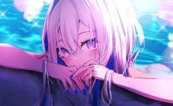  1girl alternate_hair_length_(longer) amane_kanata blue_hair blurry blurry_background bokeh caustics closed_mouth colored_inner_hair crossed_bangs depth_of_field diffraction_spikes double-parted_bangs film_grain grey_hair hair_between_eyes head_rest highres hololive lens_flare multicolored_hair pink_streaks pool raised_eyebrows single_hair_intake smile solo streaked_hair sui._(suikun) violet_eyes virtual_youtuber 