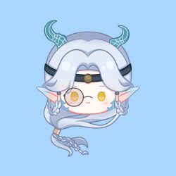  1girl absurdres asymmetrical_horns black-framed_eyewear black_headband blue_background blue_horns blue_scales braid braided_hair_rings closed_mouth dragon_girl dragon_horns grey_hair hair_rings hair_tubes happy head_only headband highres horns infinity_nikki light_blush long_hair low-tied_long_hair low_ponytail medael_(infinity_nikki) monocle multiple_braids nikki_(series) parksolian_(infinity_nikki) pointy_ears ponytail round_eyewear simple_background smile solid_oval_eyes solo straight-on tinted_eyewear yellow-tinted_eyewear yellow_eyes yushengdeyouzilu 
