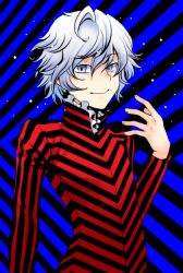  1boy anguished_one black_background black_shirt blue_background blue_eyes cowboy_shot devil_survivor_(series) devil_survivor_2 frills hasumi_hiko long_sleeves looking_at_viewer red_shirt shirt short_hair smile solo striped_clothes striped_shirt two-tone_background wavy_hair white_hair 