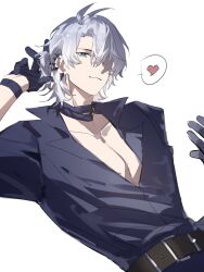  1boy antenna_hair belt black_choker black_gloves black_shirt blue_eyes brown_belt choker closed_mouth collarbone commentary earclip gloves grey_hair hair_between_eyes hand_up highres honkai:_star_rail honkai_(series) lapels long_sleeves looking_at_viewer low_ponytail male_focus official_alternate_costume official_alternate_hairstyle one-eyed phainon_(fashion)_(honkai:_star_rail) phainon_(honkai:_star_rail) ponytail shirt short_hair short_ponytail simple_background smile solo sun_symbol untranslatable_commentary white_background wristband xianyuqihaouki yellow_pupils 