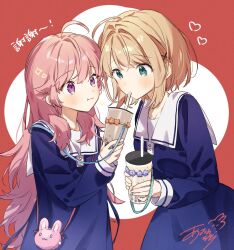  2girls :3 abstract_background aono_nachi blue_dress brown_hair chinese_text collar commentary cup dress drink drinking drinking_straw drinking_straw_in_mouth flower_ornament green_eyes hair_ornament heart highres holding holding_cup kagari_mimi kimi_ga_shinu_made_koi_wo_shitai light_blush long_hair looking_at_another medium_hair multiple_girls pink_hair pouch sailor_collar sailor_dress signature sleeve_cuffs totsuki_shiina translated untranslatable_commentary violet_eyes white_collar white_sailor_collar x_hair_ornament yuri 