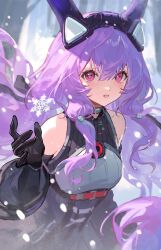  1girl absurdres arknights arknights:_endfield bare_shoulders black_gloves black_horns breasts chinese_commentary commentary_request detached_sleeves framed_breasts gloves hairband highres horns long_hair looking_at_viewer medium_breasts open_mouth purple_hair smile snowflakes solo twintails typhoeus_(arknights) typhon_(arknights) upper_body violet_eyes wu_tang_qishui_zhuanying_dian 