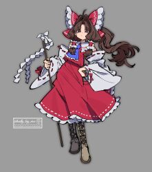  1girl ascot blue_ascot boots bow brown_boots brown_eyes brown_hair commentary_request detached_sleeves frilled_bow frilled_hair_tubes frills full_body gohei grey_background hair_bow hair_tubes hakurei_reimu hand_on_own_hip highres holding holding_gohei lace-up_boots leally_big_rice long_hair looking_at_viewer red_bow red_skirt ribbon-trimmed_sleeves ribbon_trim simple_background skirt skirt_set solo touhou twitter_username watermark 