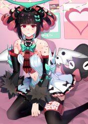  1girl absurdres bare_shoulders bed black_choker black_hair black_thighhighs bow chiisaisan choker closed_mouth colored_inner_hair commentary covered_navel detached_collar expressionless facial_mark green_bow green_halo hair_bow hair_ornament halo heart heart_facial_mark highres looking_at_viewer multicolored_hair nangong_yu navel on_bed pink_hair poster_(object) red_eyes sitting solo stuffed_toy thigh-highs too_many_bows twintails untranslatable_commentary white_wings wings zenless_zone_zero 