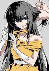  1boy 1ita1 1other alternate_costume bare_shoulders belt black_eyes black_hair brushing_hair brushing_own_hair chinese_commentary collarbone commentary_request contact_lens crossdressing crossdressing_(mtf) dress gloves grey_background hairdressing highres holding holding_brush lipstick long_hair looking_at_viewer makeup mina_(mamiya) off_shoulder out_of_frame parted_lips sekai_metsubou_kyouyuu_gensou_mamiya toujou_minato trap tying_another's_hair upper_body very_long_hair white_belt white_gloves wig yellow_collar yellow_dress 