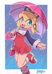  1girl artist_name bag bib_collar blonde_hair boots border commentary_request dress foot_out_of_frame green_eyes green_ribbon hair_ribbon hand_up holding holding_umbrella medium_hair mega_man_(classic) mega_man_(series) open_mouth outline outside_border pink_bag pink_umbrella ponytail rain red_boots red_dress ribbon roll_(mega_man) shisui short_dress shoulder_bag sideways_glance smile solo standing standing_on_one_leg umbrella white_border white_outline 