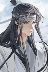  1boy black_hair blue_sky chinese_clothes closed_mouth clouds cloudy_sky dutd_dutd expressionless eyelashes grandmaster_of_demonic_cultivation grey_eyes hanfu headband highres lan_wangji long_hair male_focus outdoors robe sidelocks sky solo topknot upper_body white_hanfu white_headband xiao_guan_(headdress) 