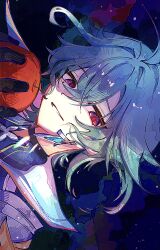  1boy absurdres ahoge apple armor belt belt_collar black_belt black_gloves blue_shirt choker coat collar collared_shirt commentary_request crossed_bangs earrings food fruit genshin_impact gloves green_hair grin hair_between_eyes hair_intakes highres holding holding_food holding_fruit jewelry lohen_(genshin_impact) long_sleeves looking_at_viewer male_focus mole mole_under_eye multicolored_eyes shirt short_hair shoulder_armor single_earring smile solo tamadon_(tamadonoekaki) upper_body 