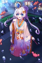  1girl absurdres blonde_hair blue_crown blue_eyes bow bracelet commentary commission crab crown english_commentary fence fish folding_fan goldfish hair_bow hair_bun hand_fan highres japanese_clothes jewelry kimono koshmarrin looking_at_viewer marimari_(vtuber) necklace open_mouth orange_bow phase_connect short_eyebrows solo stairs standing vgen_commission virtual_youtuber 